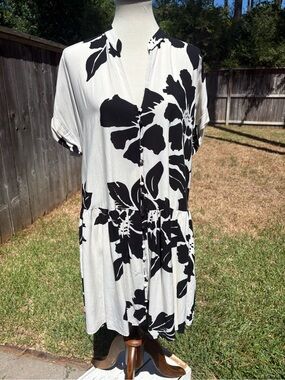 H&M Black & White Tropical Floral Short Sleeve Tunic Swing Dress